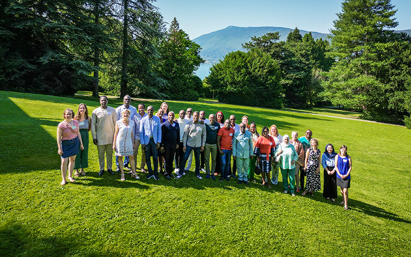 L'ensemble des participants qui pose dans le parc du Centre des Pensières