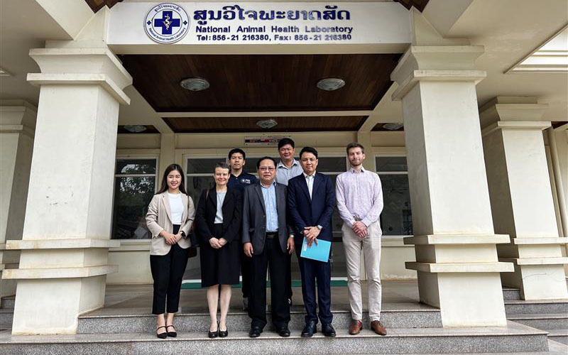 Madame l'Ambassadrice, aux côtés de l'équipe Laos de la Fondation Mérieux et du Directeur du Laboratoire national de santé animale, sur le perron du laboratoire