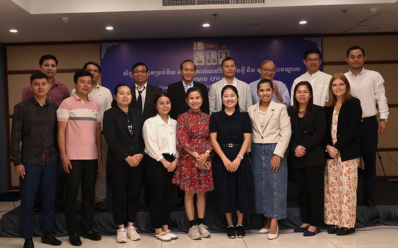 Le groupe de participants au programme QWArS II pose lors de la réunion de lancement