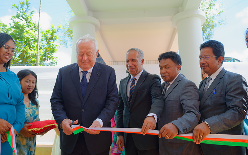 Alain Mérieux aux côtés du directeur du Centre d'Infectiologie Charles Mérieux coupe le ruban d'inauguration du bâtiment